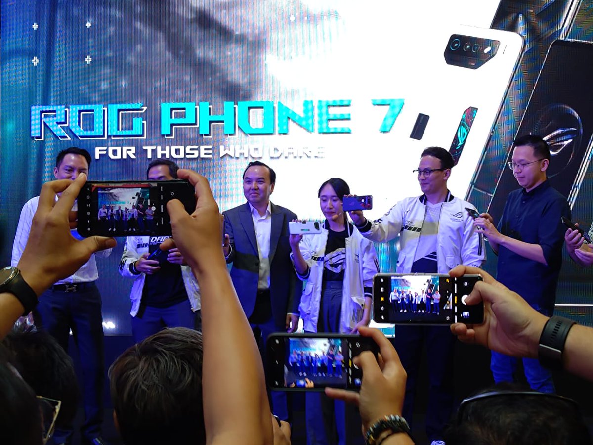prananingrum_s's tweet photo. Halo mobile games, kabar baik nih buat kalian #ROGPhone7ID sudah resmi diluncurkan di Indonesia hari ini Selasa 18 Juli 2023. Kalian bisa lihat selengkapnya di blogku https://t.co/5EL10cMmwp #ForThosewhodare 
#WRCROG7ID @ASUS_ROG_ID @Travelerien https://t.co/b4Hci19q1M