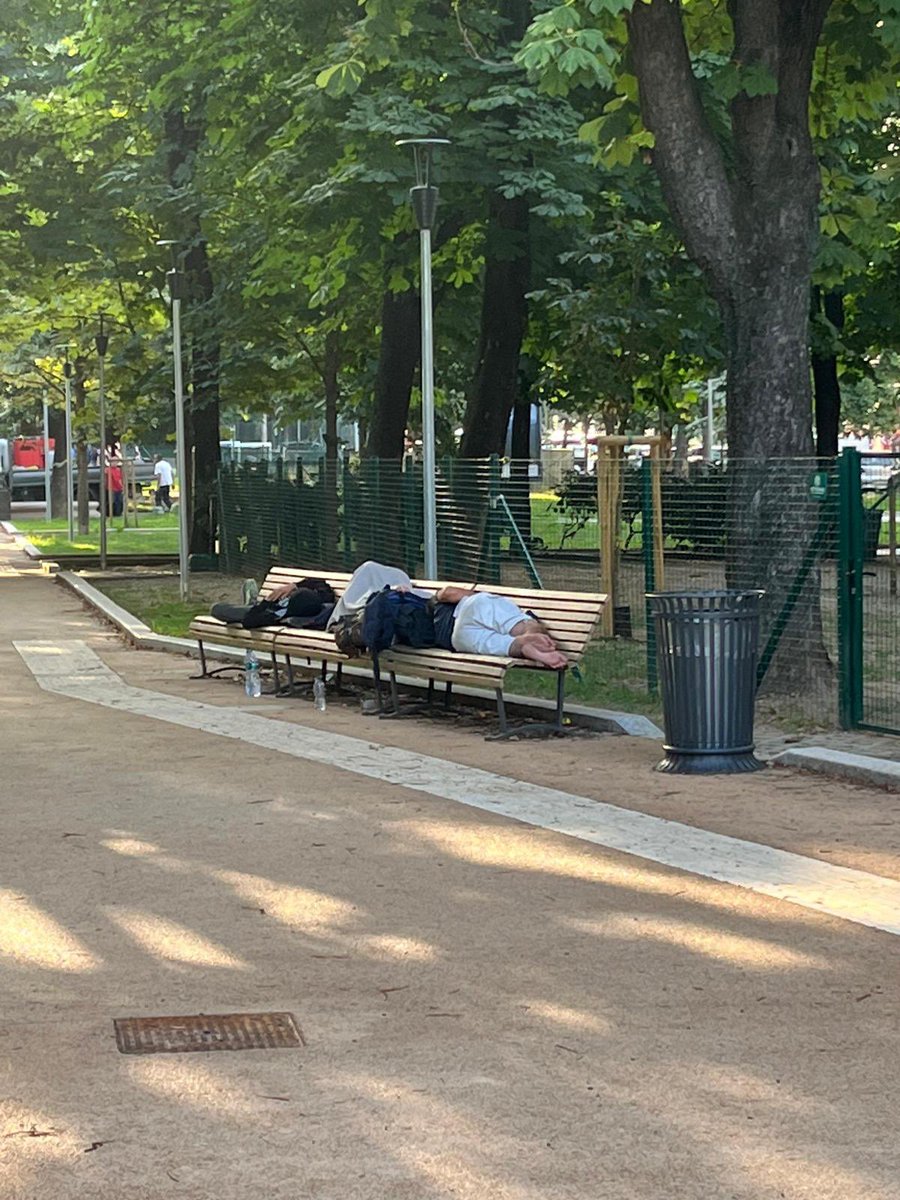 Complimenti <a href="/BeppeSala/">Beppe Sala</a> <a href="/ComuneMI/">Comune di Milano</a>. Vedo che in corso Indipendenza nonostante le nuove splendide strutture tutte procede come sempre. I nostri figli non vedono l’ora di giocare in questo nuovo e salubre ambiente #vergognatevi