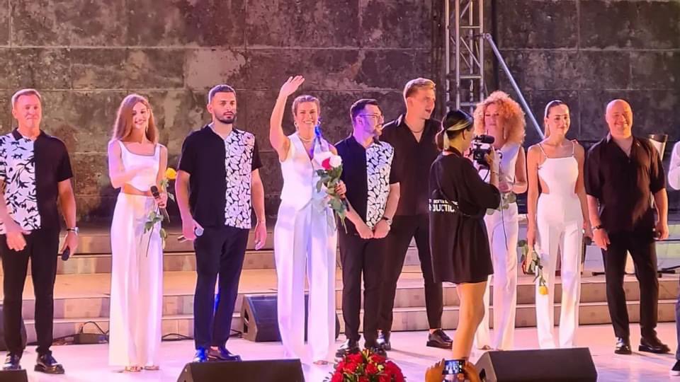 EmbRusCuba's tweet photo. 🕺🏻🎙 Ayer los habitantes y visitantes de La Habana pudieron disfrutar de las voces increíbles de los artistas y el sonido en vivo en un ambiente de verdadera amistad y solidaridad. Muchas gracias al Coro #Turetsky por esta maravillosa interpretación!  👏

#RusiaCuba https://t.co/NQWS0z9asl
