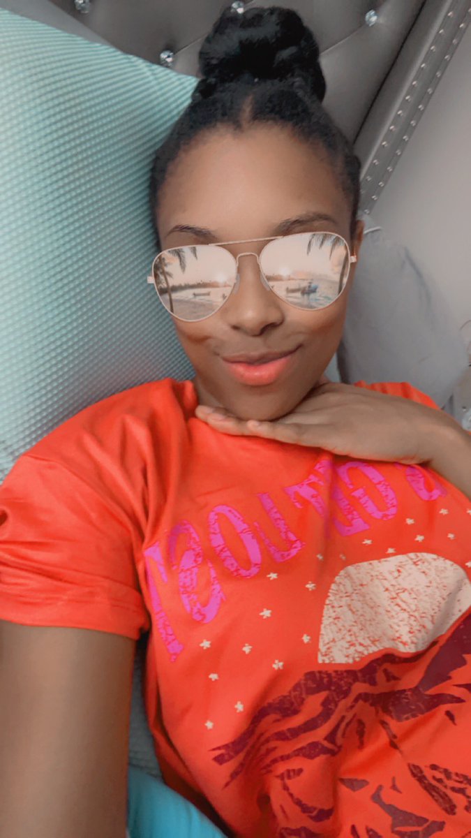 AuthorKHubbard's tweet photo. I really underestimated this recovery, so I have just been trying to keep myself in good spirits๐
Iโm also enjoying wearing moo moos a lot more than I thought! ๐ซถ๐พ #1WeekPostOp https://t.co/FS5dZVdO92