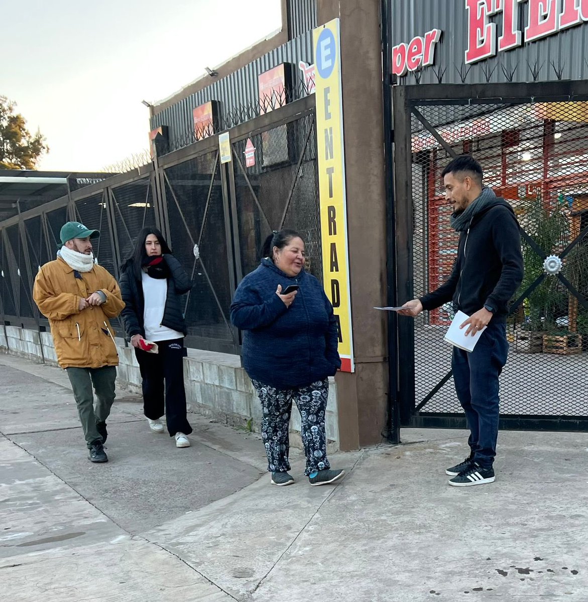 DanielNunez1960's tweet photo. Hoy la militancia ✌🏻del barrio #TalarCentro y #TalarSur  informando a los vecinos y vecinas sobre los lugares de votación.
@ZamoraJulio Intendente https://t.co/bQ7Pu5X73P