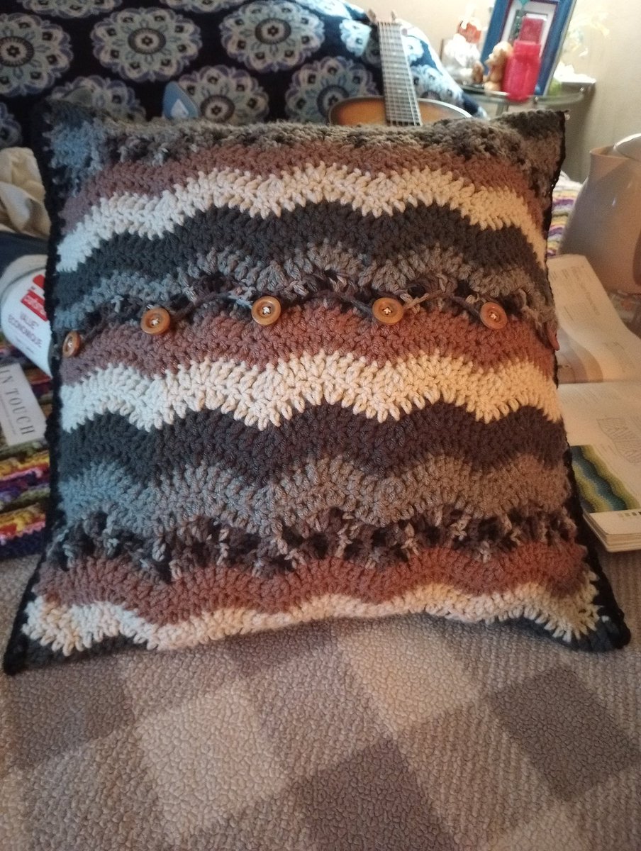 Danis_Crochet's tweet photo. And she's finished 😊 my first fullsize pillow case. Very happy with how this came out! #CraftDay #Monday #Pillow #RippleStitch #HalfDoubleCrochetStitch #Variegated #Solids #WorkInProgress https://t.co/bi5DQGHoxr
