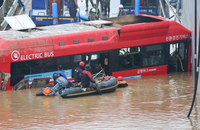 Saat underpass mulai digenangin air, Sopir bus nyelametin 5 penumpang dulu, bantuin ngeluarin mereka dari bus.

Setelah itu sopir bus balik lagi ke bus, mecahin kaca bus & berusaha nyelametin penumpang lain, sebanyak mungkin dia bisa

Sopir bus akhirnya ditemukan meninggal dunia