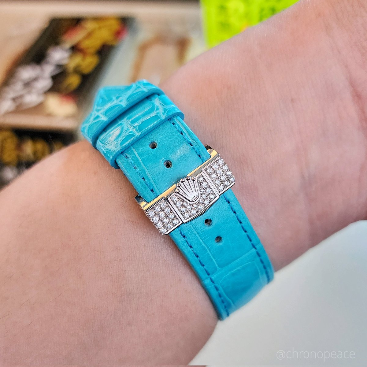 chronopeace's tweet photo. さすがの厚切りカツサンドも、ダイヤ817個入りシークレットモデルのデイデイトと伊右衛門茶との組み合わせの前では、カロリーゼロのはず? Seems flashy but not that flashy with 817 diamonds.
#128159pbr #rolex #daydate #daydate36 #rolexdaydate #ロレックス #デイデイト #デイデイト36 https://t.co/UkO0EyGilt