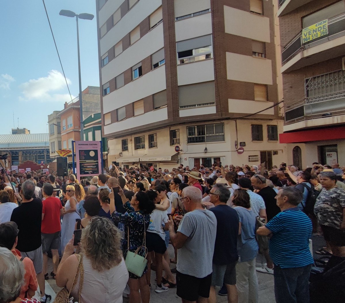 PauAlabajos's tweet photo. A Borriana hi érem un miler de persones alçant la veu contra la censura. 

Reivindicant @Camacuceditoria @ElTemps_cat @enderrock @cavallfort 

NO PASSARAN https://t.co/XpTCz4g314