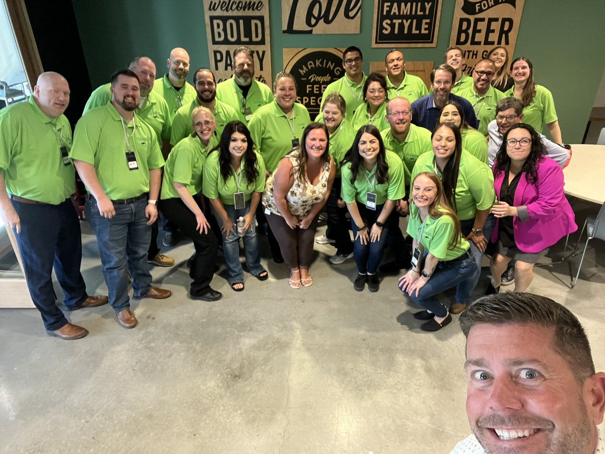 Chili’s ELEVATE time! Fantastic group of new GM’s spending time at the RSC to grow together. #chilislove 🌻🌶️🌻