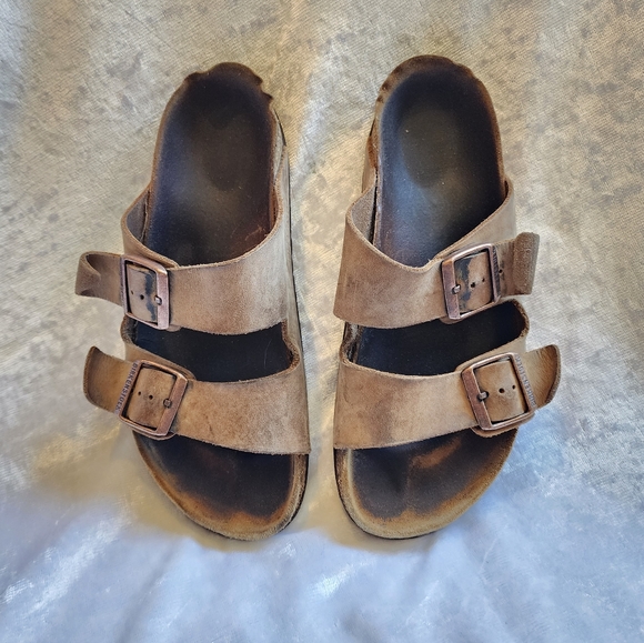AraBri2's tweet photo. So good I had to share! Check out all the items I'm loving on @Poshmarkapp #poshmark #fashion #style #shopmycloset #blowfish #birkenstock #underarmour: https://t.co/b6COht4kWR https://t.co/sEV67Bzcaj