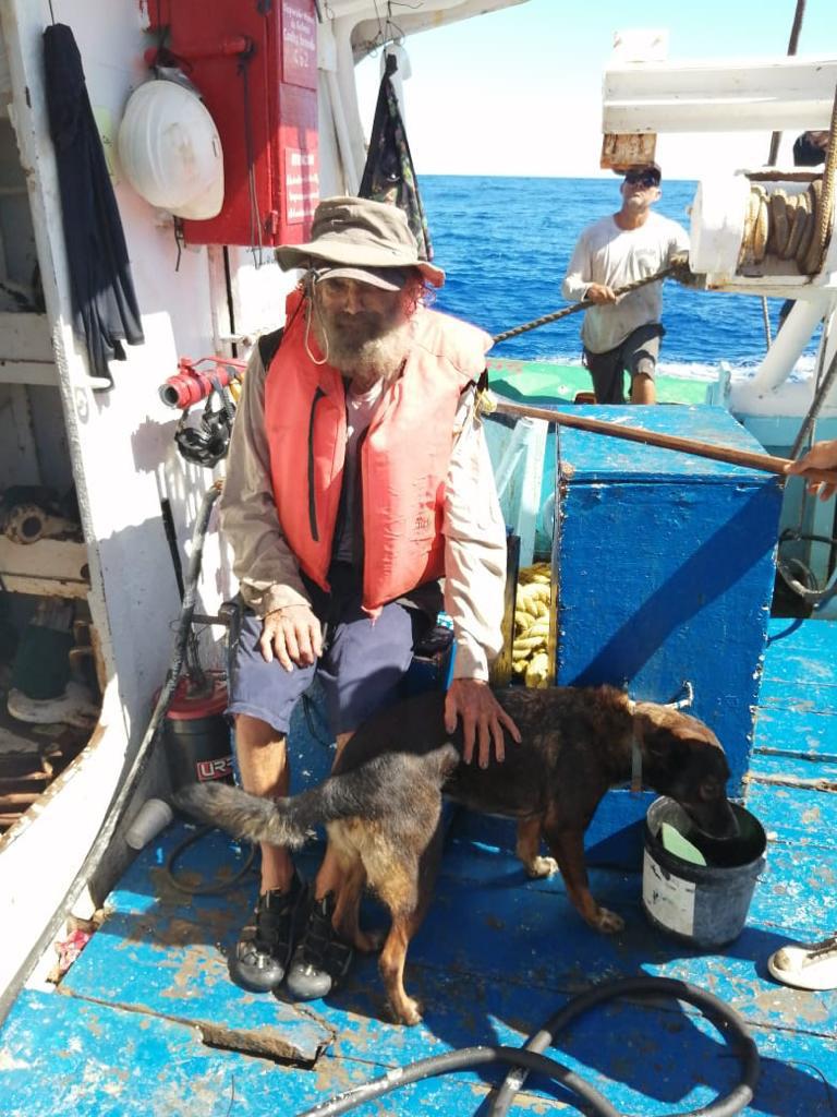 SergioSarmiento's tweet photo. Un buque atunero de Grupomar/Atún Tuny rescata a un náufrago australiano, Timothy Lindsay Shaddok, de 54 años, y su perrita tras tres meses a la deriva en alta mar en un catamarán averiado. Mañana llegan a Manzanillo. https://t.co/bbhnN9Avv0