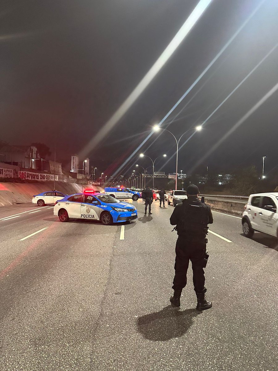 PMERJ's tweet image. Policiais do #4BPM estão na Linha Vermelha, pista sentido #Baixada, altura do #Caju. 

#PMERJ #ServireProteger