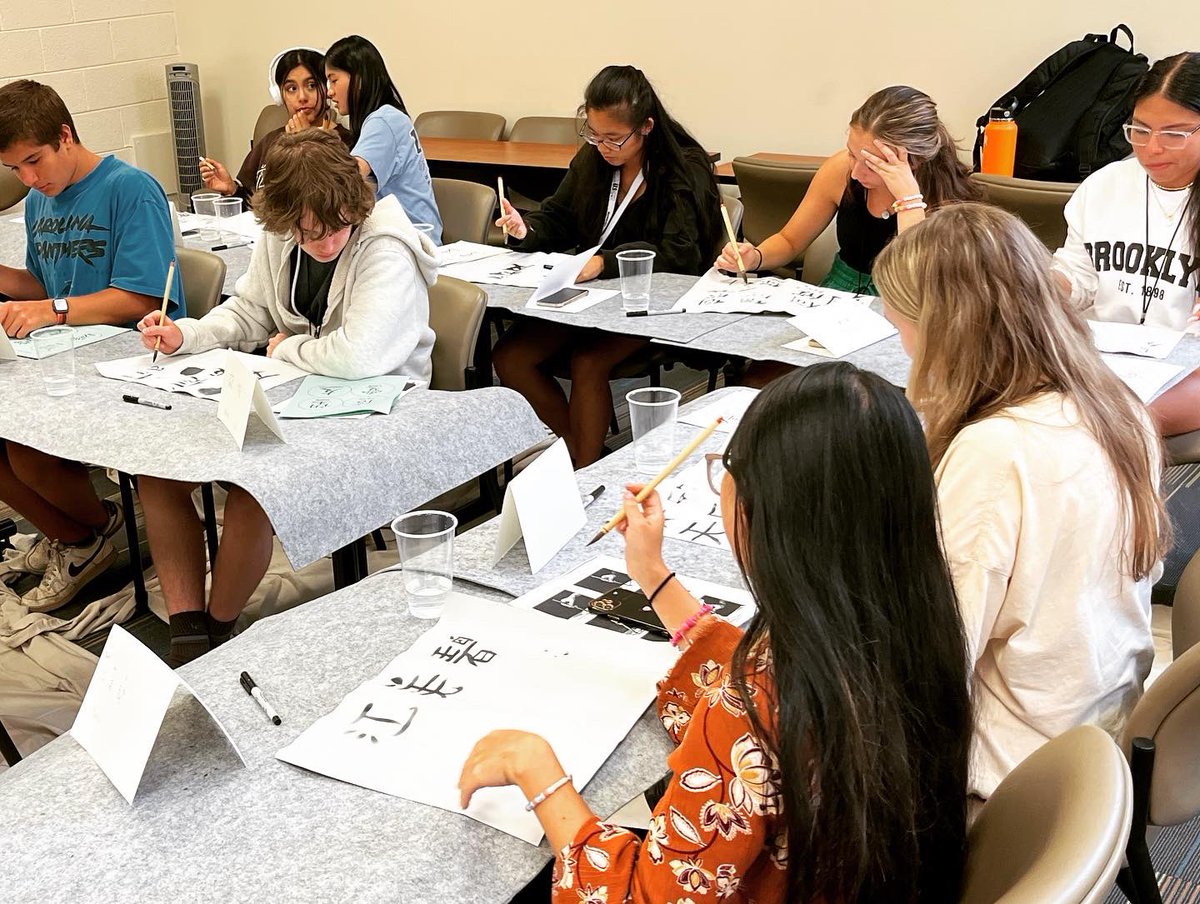 kcbishartdesign's tweet photo. First day of Startalk Chinese Camp @appstate! Students are serious about Chinese calligraphy https://t.co/uDD9L2sCsd