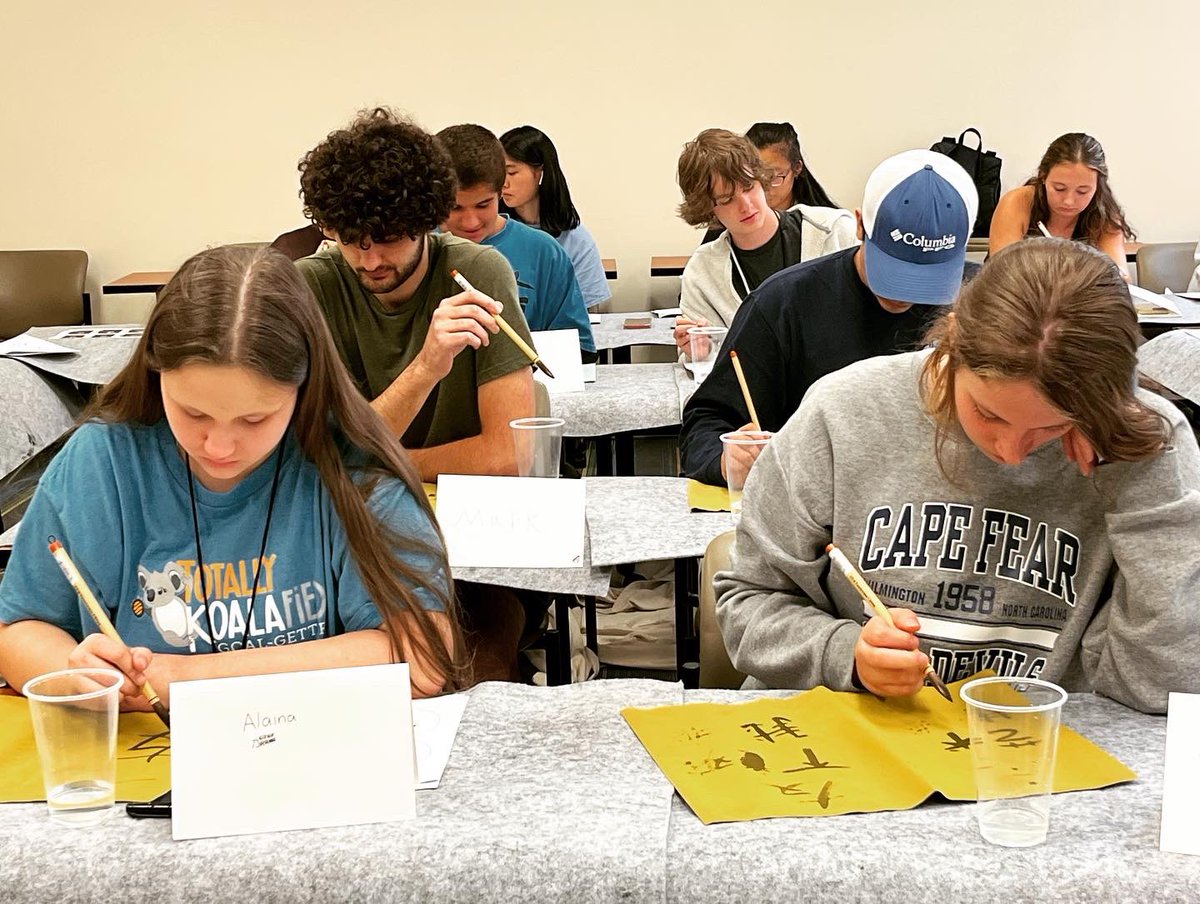 kcbishartdesign's tweet photo. First day of Startalk Chinese Camp @appstate! Students are serious about Chinese calligraphy https://t.co/uDD9L2sCsd