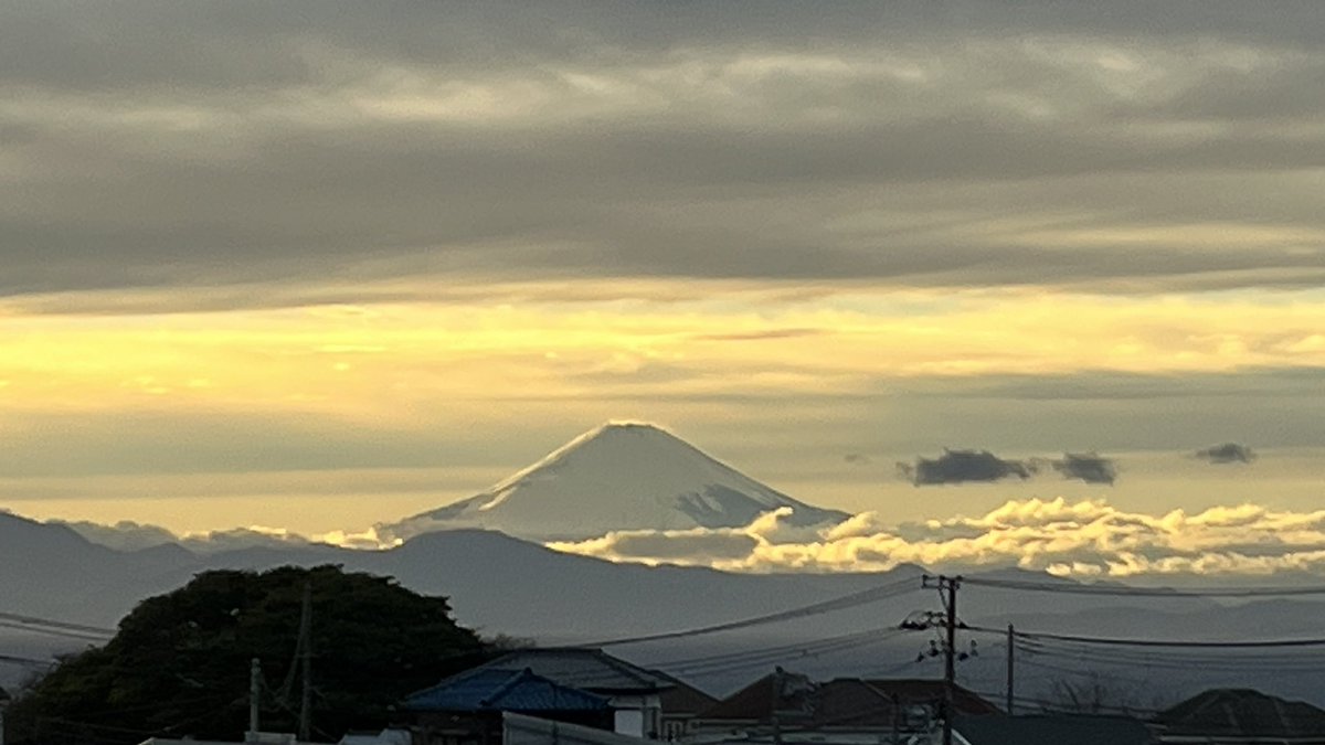 <a href="/100_shiki/">百式@ももしき</a> そうそう！2階のトイレの横の窓から見える富士山さんもめっちゃきれいで額縁みたいですよね🗻✨