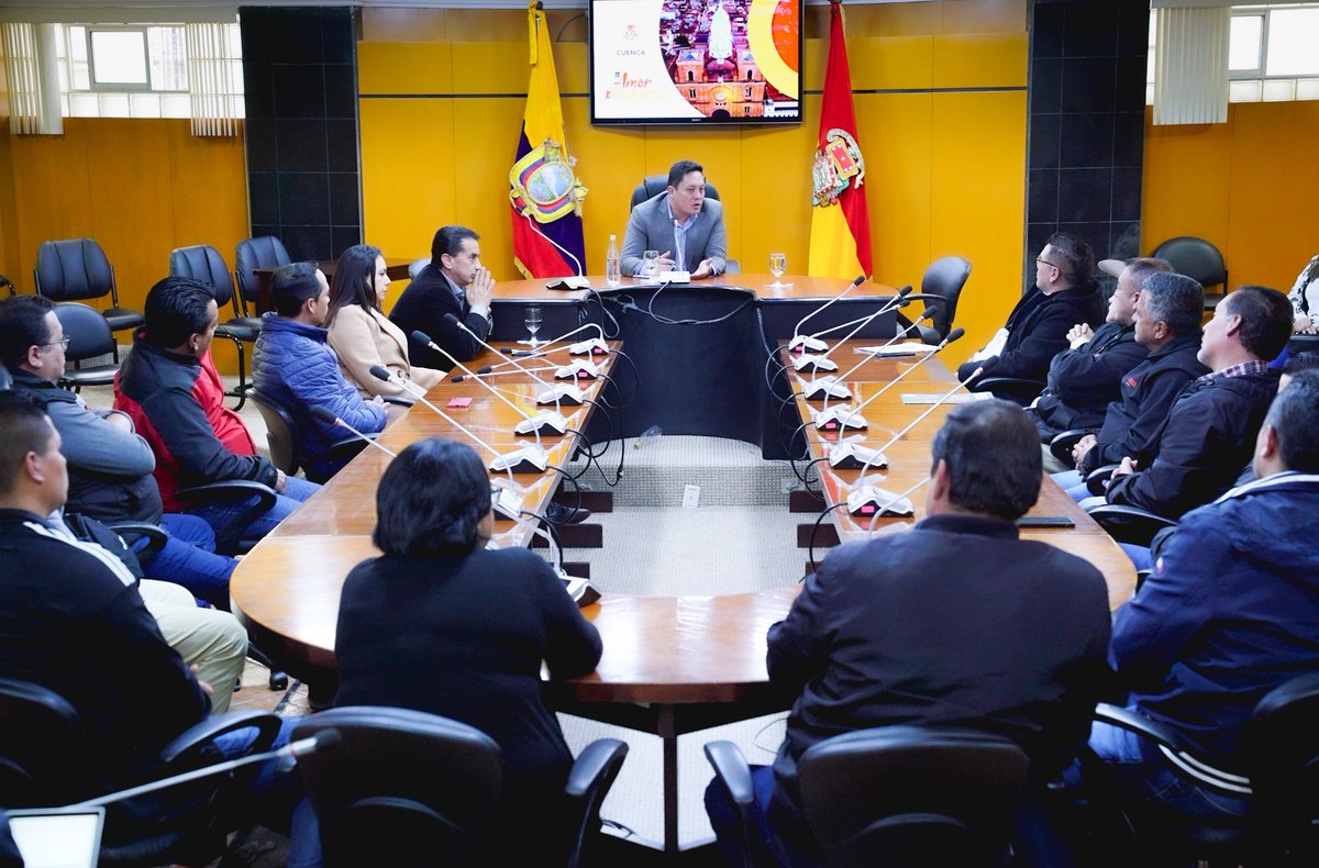 czamoramatute's tweet photo. ¡Trabajamos juntos con compromiso y honestidad! 🤝

En colaboración con @Mercados_Cuenca, administradores e inspectores, implementamos medidas para beneficiar a los comerciantes y la ciudadanía.

¡Actuamos de inmediato, escuchando sus necesidades con #AmorPorCuenca! ❤️💛 https://t.co/xJMTCA62VV