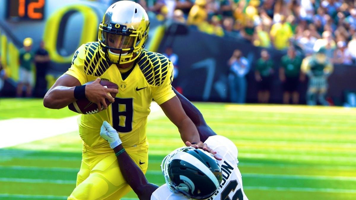 Win__The__Day's tweet photo. 2012 - 2014 was the golden years for Oregon uniforms. #GoDucks https://t.co/F2SkDa2l8M