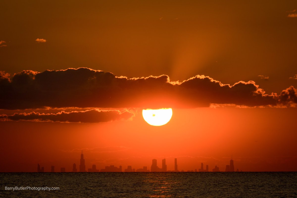 RT @barrybutler9: This evening from across the pond.  Chicago on Monday.  #sunset #weather #news https://t.co/jQB3uOgXmS