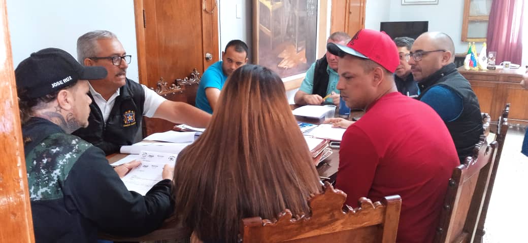 joseruztupamaro's tweet photo. Hoy como Respons. de la  comisión de servicios públicos del concejo municipal junto a los compañeros concejales, Dir. de vialidad de la alcaldía Carlos León  y su equipo, en mesa de trabajo chequeando recaudos de las líneas de transporte para su adjudicación #ConMaduroMásAlegría https://t.co/Vp8GUzgEoa