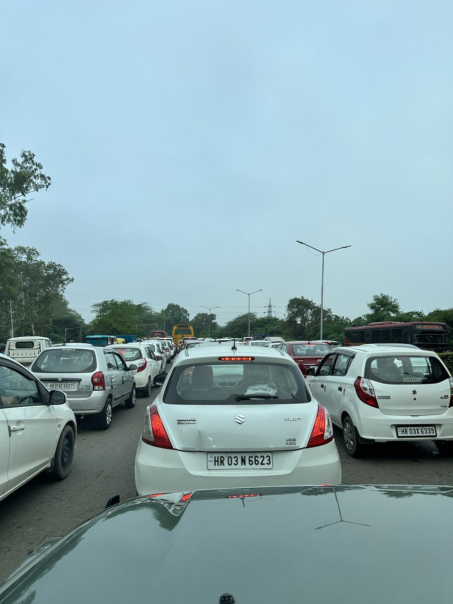 DishaSinghV's tweet photo. #Chandigarhtraffic I think Chandigarh Administration has to look into this seriously. We are at Railway Traffic Light

@BJP4Chandigarh @DgpChdPolice https://t.co/zkqVgVyjLA