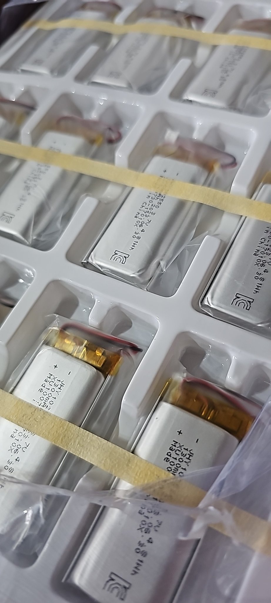 보로나래둥지 on Twitter: "1300mAh 배터리가 도착했습니다. 앞으로 출고되는 메인 트래커의 배터리는 1300mAh ...