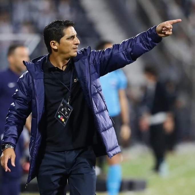 lcarrillopinto's tweet photo. Chicho Salas debe ser estratégico y planificar su carrera. Si no lo sacan hoy, lo sacan mañana. Esa es la verdad. No han dejado de cuestionarle el cargo a pesar de sus estadísticas a favor al mando de Alianza Lima. Le exigen como si tuviese diez años de carrera de entrenador. Franco Navarro vivió algo similar cuando reemplazó al Chiqui García en Cristal el 98. 

Salas ha demostrado tener un gran futuro como entrenador. Futuro. Si en Alianza confían en él. Si el Fondo Blanquiazul cree que puede llegar aún más lejos, que vaya a estudiar y actualizarse en Europa y que le paguen esos estudios y la estadía. Que sea una inversión a largo plazo. Para el primer equipo o juveniles del club, con un buen contrato. Inversión en talento. Así como en las grandes corporaciones le pagan las maestrías a los colaboradores que se destacan del resto, sólo para fidelizarlos con la empresa y no se vayan a la competencia. Que Alianza haga lo mismo con Chicho. 

Que busque un espacio desde abajo en un club grande de España, por ejemplo. Que aprenda nuevas metodologías de entrenamiento. Que saque todo su potencial. Y que después de uno ó dos años en Europa regrese al Perú con la experiencia y el conocimiento que necesita para consolidarse como un gran director técnico. Tiene el potencial para serlo. A veces una sola decisión cambia todo tu destino. 

La otra es que se quede, pierda un partido más, la hinchada y la prensa presionen por su salida y se quede sin soga ni cabra. En el fútbol la gratitud es efímera. Te cocinan sin que te des cuenta, cuando empiezas a perder. Él era el asistente técnico, llegó como interino y se quedó. Ya cumplió con creces. Pero su  puesto no fue una elección de los directivos. Fue una imposición organica por resultados. Una derrota en el clásico y chau. Que lea bien la jugada como buen entrenador que es.