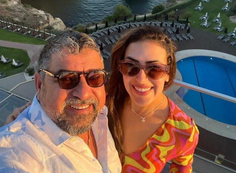 neideboaski's tweet photo. E NÓS  PAGAMOS A CONTA DISSO TUDO?

Vice-líder do PT tira férias no exterior quatro vezes em 5 meses
  Notícias

Deputado faltou em mais de 20% das sessões apenas nos primeiros meses de mandato

Apesar de ter apenas cinco meses de mandato em 2023, o deputado federal Washington Quaquá (PT-RJ), vice-líder do PT na Câmara, já foi ao exterior em pelo menos quatro ocasiões neste ano. Mesmo sem estar oficialmente de férias do Legislativo, o petista já registrou momentos de lazer em países como Cuba, Colômbia, Curaçao e, mais recentemente, em Portugal e na França.
Sempre acompanhado da esposa Gabriela Lopes, Quaquá aparece nos roteiros em momentos descontraídos que não remetem sequer vagamente a possíveis compromissos oficiais. Não há no site da Câmara, inclusive, quaisquer registros de viagens do petista em missões oficiais.

De acordo com informações da Casa, Quaquá faltou em 12 de um total de 57 dias com sessões deliberativas realizadas até a última quarta-feira (12), o que representa um índice de 21% de ausência. Já nas comissões, o político esteve fora de 24 das 57 reuniões previstas.

Em uma de suas viagens internacionais, a realizada em abril para Cuba, o deputado inclusive desfalcou a bancada petista em uma derrota do partido na Casa: a derrubada de trechos de dois decretos presidenciais de Lula sobre a regulamentação do novo marco do saneamento básico.
Procurado pela coluna de Guilherme Amado, do site Metrópoles, para comentar as viagens, Quaquá disse que viaja com recursos próprios, mas que eventualmente aproveita os deslocamentos para fazer seu trabalho parlamentar.

– Como homem público e mesmo na vida pessoal, viajar é bom para conhecer experiências de políticas públicas e ampliar contatos internacionais. De resto, vou continuar viajando – declarou.