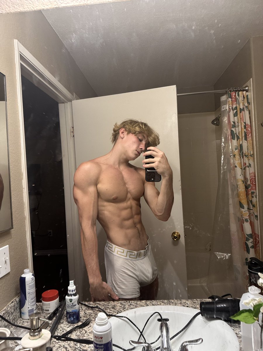 Blake Hoffman on Twitter: "Who wants to get in the shower with me? #abs #fitness #alpha #ripped