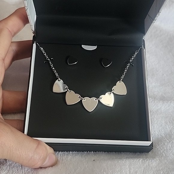 LilSunflower129's tweet photo. So good I had to share! Check out all the items I'm loving on @Poshmarkapp #poshmark #fashion #style #shopmycloset #express #ninewest #alfani: https://t.co/csHy6c0L0B https://t.co/62dmcKfJH2