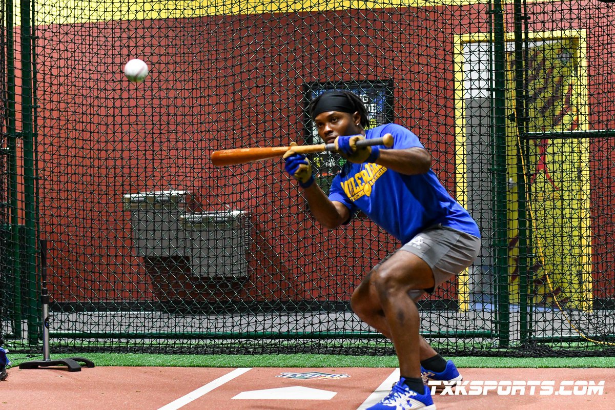 SAU Muleriders <a href="/__CHRISSUTTON/">Chris Sutton</a>  &amp; <a href="/ChrisLyles_3/">Chris Lyles</a> dropped in on D-BAT Texarkana on their opening day.  Nine cages (baseball and softball), three pitching machines, two pitching mounds, and a Pro Shop powered by Rawlings Sporting Goods, Easton Baseball, and Easton Fastpitch.