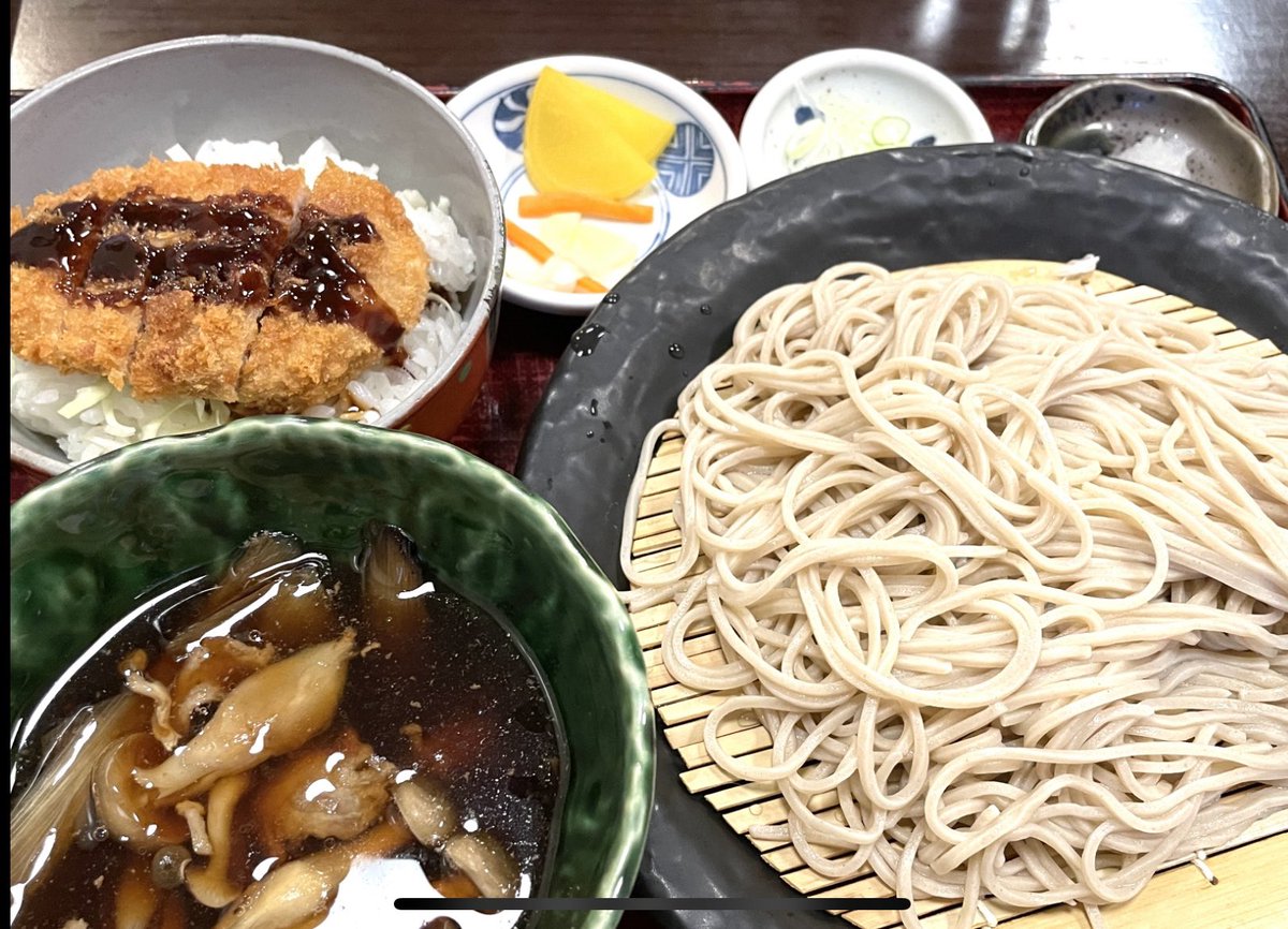 nissyoku_eizoh's tweet image. おはようございます。
横浜☀️🥵

10年ぶりに泊まりで帰省。

#手打ちそばやまびこ (@yamabiko1208 )さんに両親とGO！
鴨汁そばと舞茸天ぷらをいただきました！
鴨肉多く、焼いたネギが香ばし〜😋

#企業公式が毎朝地元の天気を言いあう 

数口食べた後なのでトリミングしました。すみません💦
