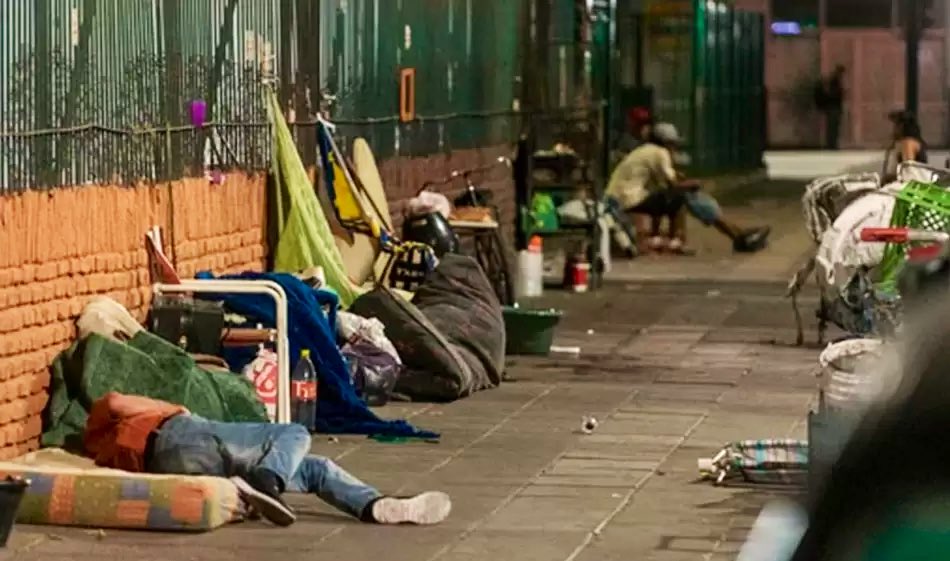 #Frio
Alguien sabe a qué hora Juan Carr abre las puertas del estadio de River para q  las personas en situación de calle no pasen frío?
No organizó nada?
Será q cuando gobiernan los peronistas el frio no enfría tanto?
Hipócritas de porquería 🤬❄️