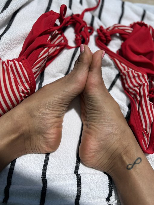 Laps + lunch by the pool https://t.co/q8V1edKge5