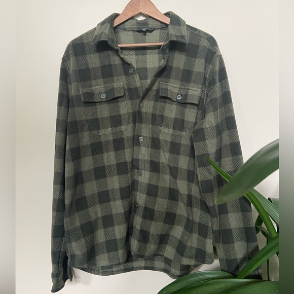 jenweare's tweet photo. So good I had to share! Check out all the items I'm loving on @Poshmarkapp #poshmark #fashion #style #shopmycloset #aritzia #george: https://t.co/CcB4AkiutY https://t.co/EZqvn2j0Co
