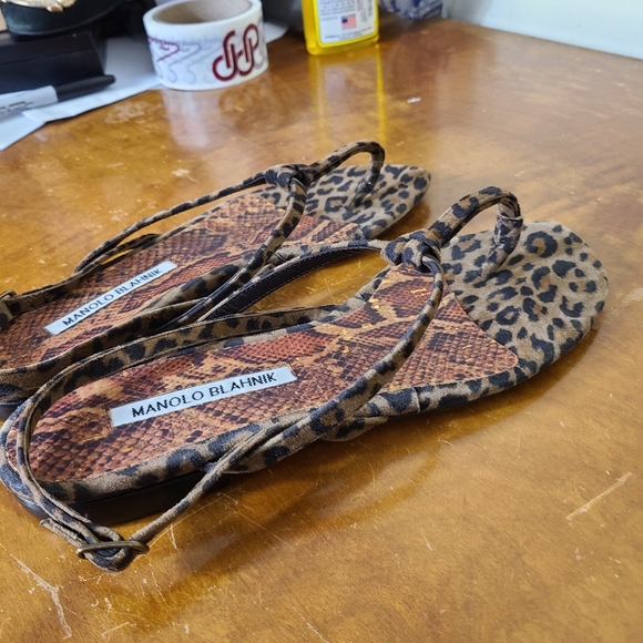 CarenHelm's tweet photo. So good I had to share! Check out all the items I'm loving on @Poshmarkapp #poshmark #fashion #style #shopmycloset #betseyjohnson #rebeccavallance #manoloblahnik: https://t.co/bEp8RUH4W6 https://t.co/ddVS1yPihl