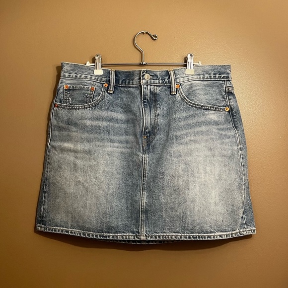 orlock13's tweet photo. So good I had to share! Check out all the items I'm loving on @Poshmarkapp #poshmark #fashion #style #shopmycloset #nuebyshani #bluey #levis: https://t.co/C6iRP9ZFZo https://t.co/c8JPcgZ0oP
