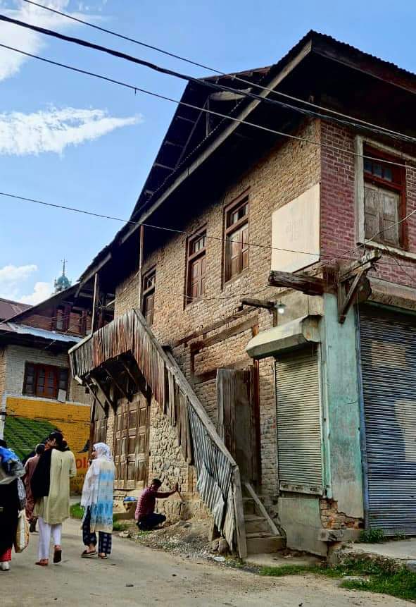 Men will be men! The gentleman can be seen giving the photographer one good stare.  In that precarious position, that's all he could do.  

Image: <a href="/punjabanjazz/">Punjabanjazz</a> 
5 July, 2023 | Halmatpora Road, Kunan, Kupwara

#Kashmir #Kupwara #Men