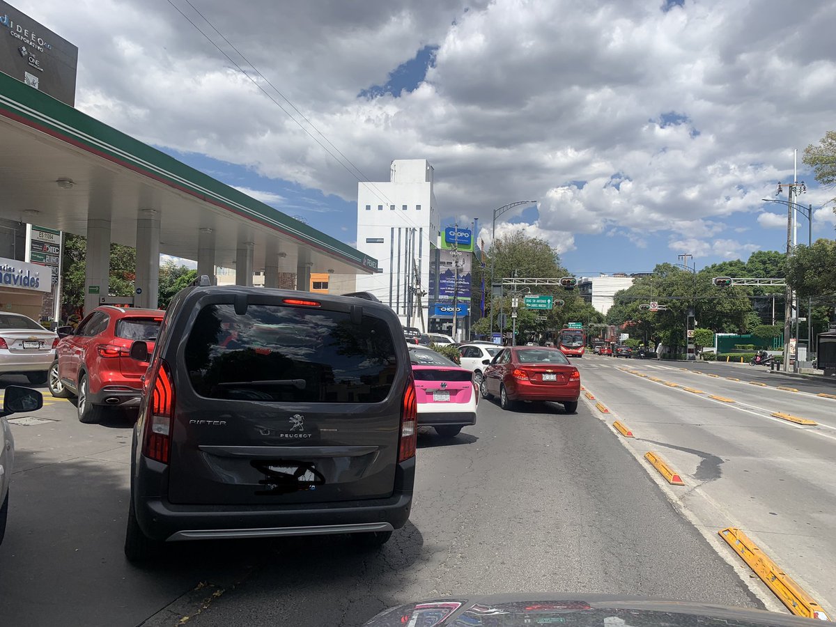 karinachis's tweet photo. @STaboadaMx @AccionesBJ @SolucionesBJ solicito su intervención ‼️los usuarios de esta gasolinera ubicada en Xola esq. Gabriel Mancera diariamente bloquean la circulación y el paso peatonal ‼️ https://t.co/eN0zRi2QZg