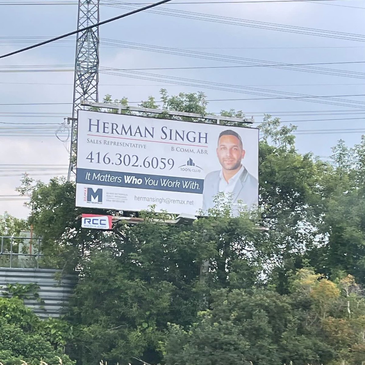 MetropolisREMAX's tweet photo. 😎 #SPOTTED Look who we found! https://t.co/dHIMLJF3Xn