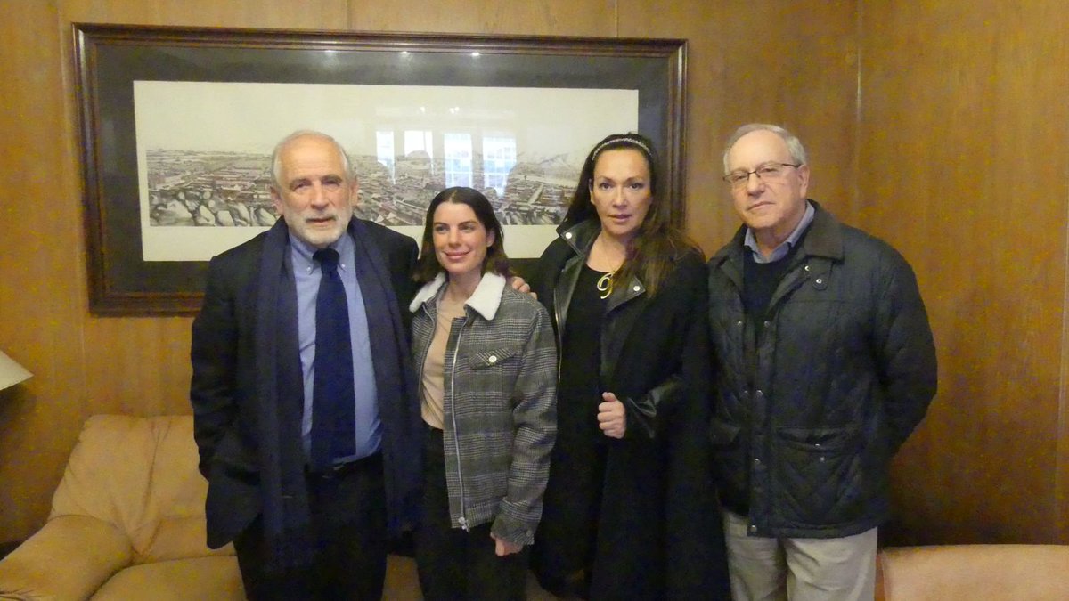 mariseka's tweet photo. Muy agradecida del recibimiento del Ministro de Vivienda @carlosmontestwt 👏👏👏
Hoy nos reunimos con él junto a los diputados @tomashirsch y @MaiteOrsini para conversar sobre el proyecto de ley que estamos impulsando, que busca terminar de una vez con los requisitos excesivos para optar a un arriendo. Cada vez se hace más difícil y lo sabemos. Uno de los puntos más importantes y que irían en directa ayuda del bolsillo de los chilenos y chilenas sería prohibir el cobro en UF!

#arriendojusto #vivienda #hogar #casa #santiago #minvu @Minvu #motivacion #arriendo #chile #chilegram #sanbernardo #melipilla #talagante