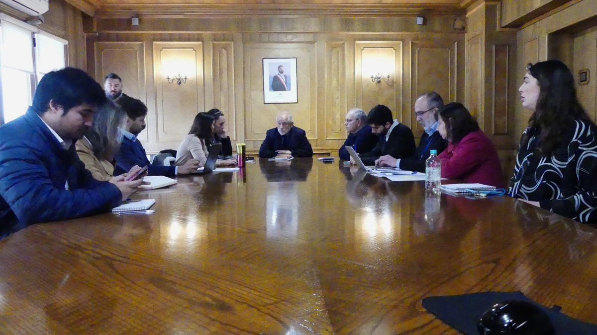 mariseka's tweet photo. Muy agradecida del recibimiento del Ministro de Vivienda @carlosmontestwt 👏👏👏
Hoy nos reunimos con él junto a los diputados @tomashirsch y @MaiteOrsini para conversar sobre el proyecto de ley que estamos impulsando, que busca terminar de una vez con los requisitos excesivos para optar a un arriendo. Cada vez se hace más difícil y lo sabemos. Uno de los puntos más importantes y que irían en directa ayuda del bolsillo de los chilenos y chilenas sería prohibir el cobro en UF!

#arriendojusto #vivienda #hogar #casa #santiago #minvu @Minvu #motivacion #arriendo #chile #chilegram #sanbernardo #melipilla #talagante