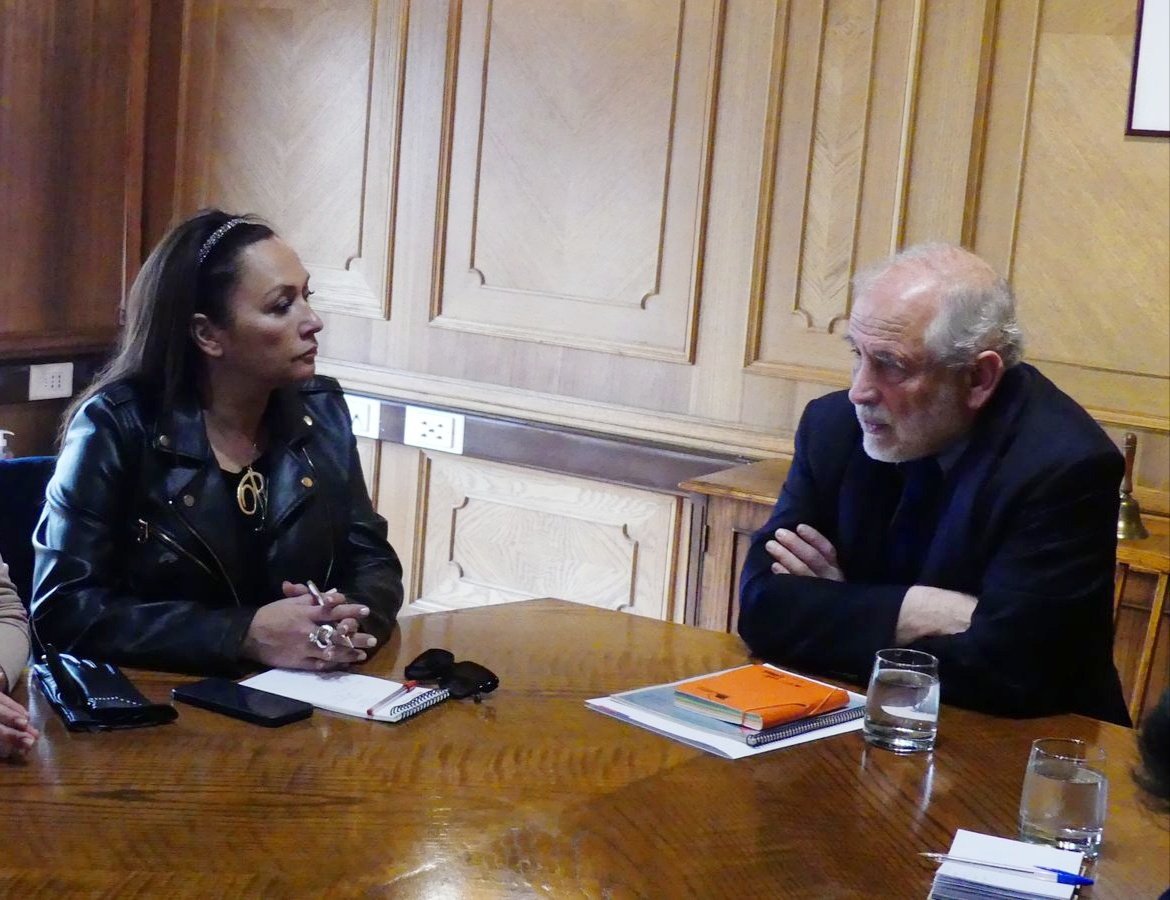 mariseka's tweet photo. Muy agradecida del recibimiento del Ministro de Vivienda @carlosmontestwt 👏👏👏
Hoy nos reunimos con él junto a los diputados @tomashirsch y @MaiteOrsini para conversar sobre el proyecto de ley que estamos impulsando, que busca terminar de una vez con los requisitos excesivos para optar a un arriendo. Cada vez se hace más difícil y lo sabemos. Uno de los puntos más importantes y que irían en directa ayuda del bolsillo de los chilenos y chilenas sería prohibir el cobro en UF!

#arriendojusto #vivienda #hogar #casa #santiago #minvu @Minvu #motivacion #arriendo #chile #chilegram #sanbernardo #melipilla #talagante