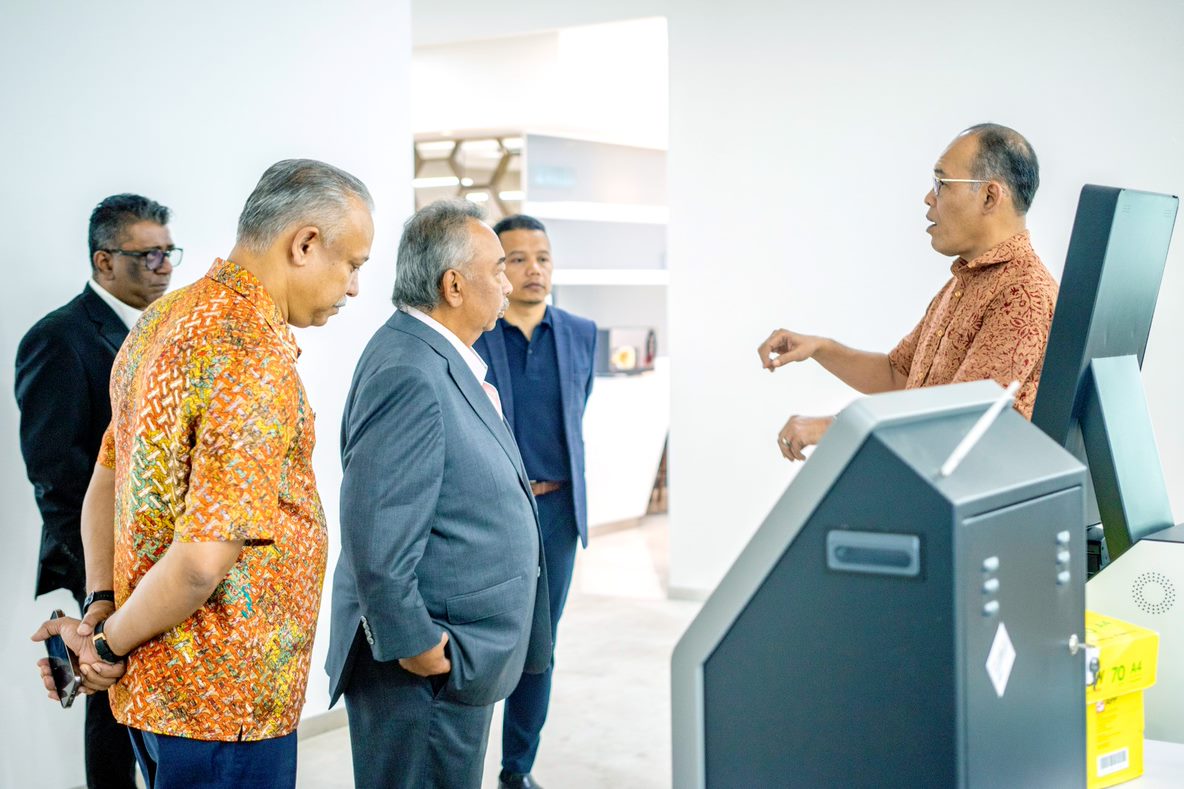 YAM Tengku Muda Tengku Abdul Rahman Al-Haj Ibni Al Marhum Sultan Hj Ahmad Shah Al Musta'in Billah telah berkenan berangkat ke ibu pejabat Bestinet Sdn Bhd diiringi oleh mantan pengerusi Syarikat, YBhg Dato' Sri Mohd Amin Bin Abdul Nor dan barisan pengurusan semasa.