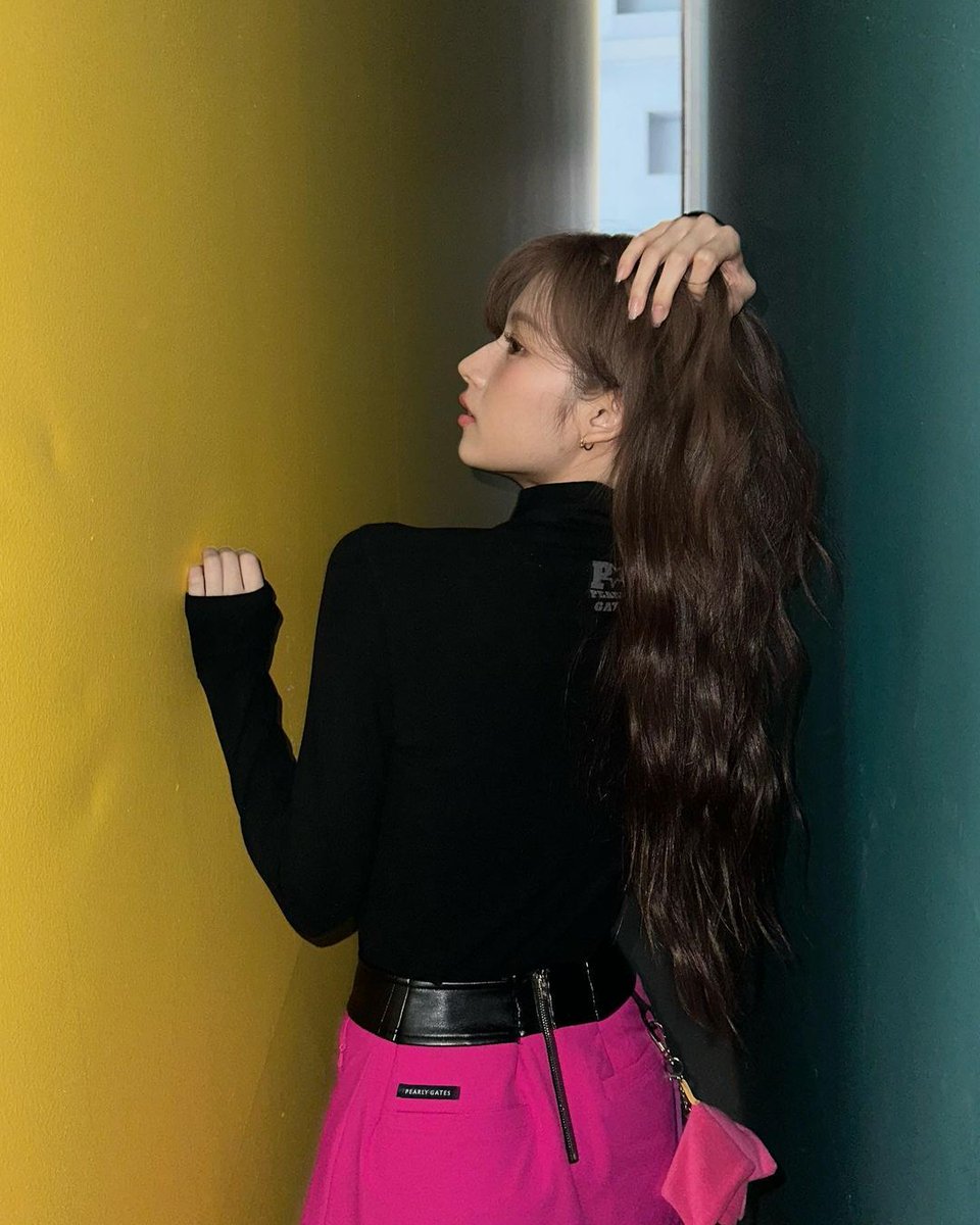 sanapics's tweet photo. SANA IS SO FINE https://t.co/Za9kNMoIYL