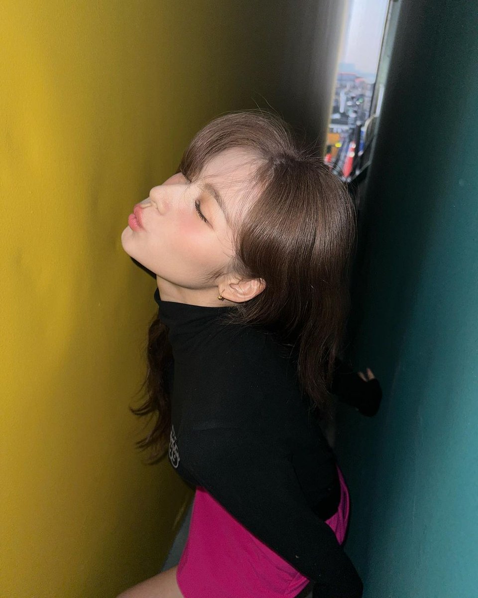 sanapics's tweet photo. SANA IS SO FINE https://t.co/Za9kNMoIYL