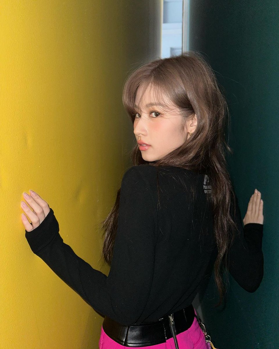 sanapics's tweet photo. SANA IS SO FINE https://t.co/Za9kNMoIYL