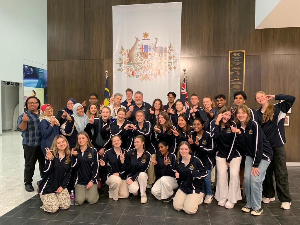 AusHCMalaysia's tweet photo. Malaysians were the biggest cohort to study in 🇦🇺 under the #ColomboPlan.
Under @dfat’s #NewColomboPlan Australian students are now visiting 🇲🇾 in droves.
A delight to meet @ourANU medicine students on a 2-week immersion in 🇲🇾 to learn about public and environmental health💉🦠 https://t.co/ajLbxOoTiD
