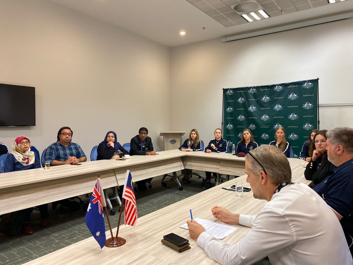 AusHCMalaysia's tweet photo. Malaysians were the biggest cohort to study in 🇦🇺 under the #ColomboPlan.
Under @dfat’s #NewColomboPlan Australian students are now visiting 🇲🇾 in droves.
A delight to meet @ourANU medicine students on a 2-week immersion in 🇲🇾 to learn about public and environmental health💉🦠 https://t.co/ajLbxOoTiD