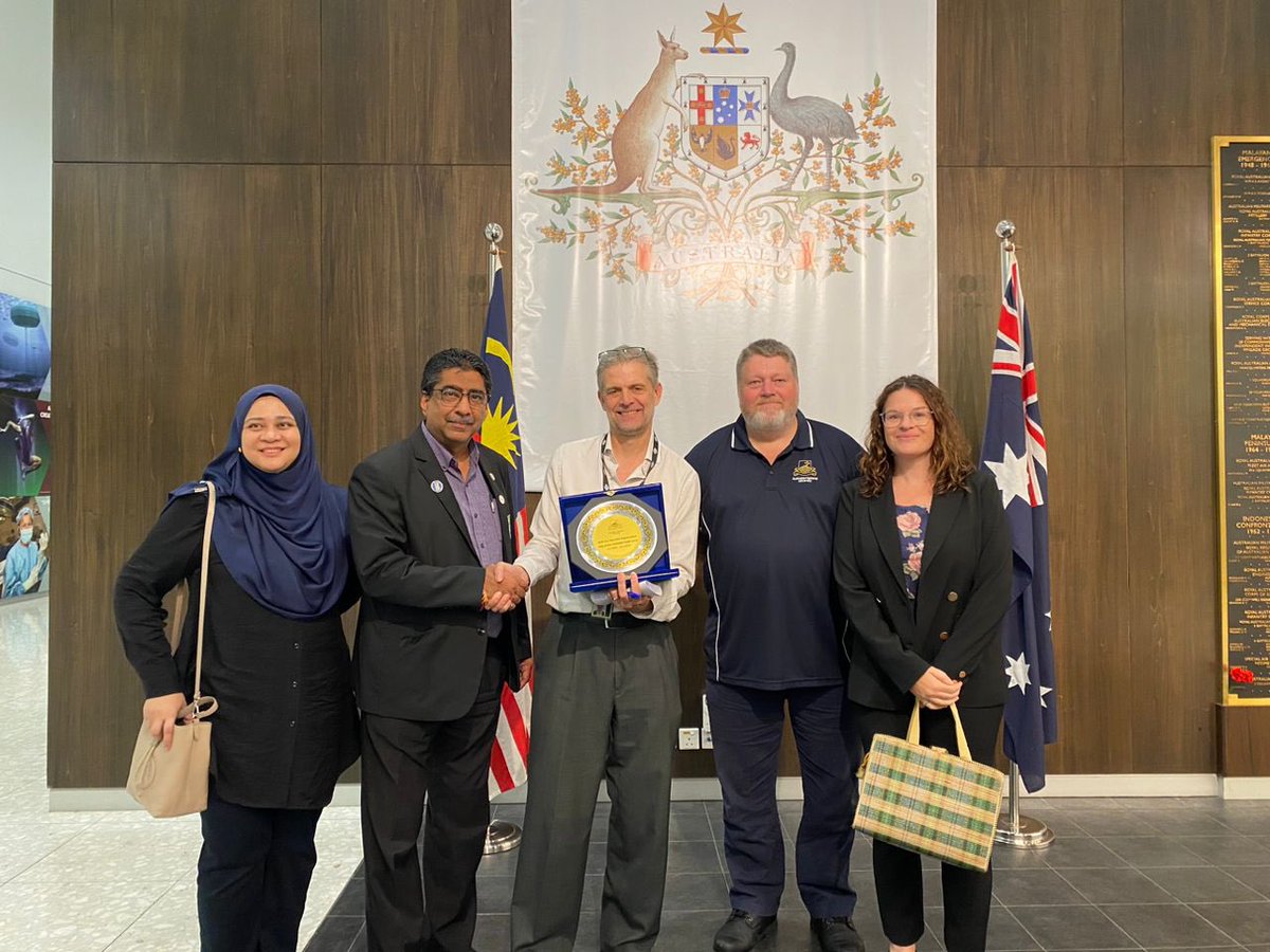 AusHCMalaysia's tweet photo. Malaysians were the biggest cohort to study in 🇦🇺 under the #ColomboPlan.
Under @dfat’s #NewColomboPlan Australian students are now visiting 🇲🇾 in droves.
A delight to meet @ourANU medicine students on a 2-week immersion in 🇲🇾 to learn about public and environmental health💉🦠 https://t.co/ajLbxOoTiD