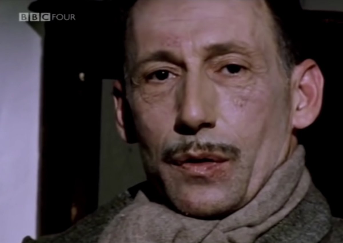 leonardodias's tweet photo. ENTREVISTA COM GEORGE ORWELL

Em 1948, na mesma época que George Orwell se casou com Sonia Brownell, ele escreveu o livro 1984. Ao terminá-lo, ele nunca mais deixaria a sua cama novamente.

Mas ele deixou um aviso final.

[Entrevista concedida para a BBC]

P: "1984, eu acredito ser uma obra de arte bastante terrível. Tão terrível que eu não gostaria de ler outro [livro] como este".

R: "Eu não estou absolutamente insatisfeito com ele. Eu acho que é uma boa ideia. Porém a execução seria melhor se eu não estivesse sob a influência da tuberculose quando eu o escrevi."

P: "Uma vez você disse ter uma habilidade de encarar fatos desagradáveis. É isso o que você demonstrou em 1984, desenhando um retrato preciso do futuro?"

R: "Eu acho que permiti que o livro fosse uma paródia. Algo como 1984 poderia acontecer de verdade. Essa é a direção para que o mundo está indo no momento atual. 

No nosso mundo não haverá emoções com exceção do medo, da raiva, do triunfo e da autossatisfação. 

O instinto sexual vai ser erradicado. Nós deveremos abolir o orgasmo. 

Não haverá lealdade, exceto a lealdade ao partido. 

Mas sempre haverá a intoxicação do poder. Sempre a todo momento haverá a empolgação da vitória. A sensação de derrubar um inimigo, que está sem apoio.

Se você quiser imaginar o futuro, imagine uma bota pisando numa cara humana para sempre. 

A moral a ser aprendida dessa perigoso pesadelo é simples: não deixe isso acontecer. Depende de você."

Link no próximo tweet.