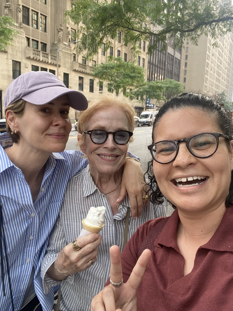 ducktales28's tweet image. Holland eating an ice cream cone on a hot NYC day is by far the sweetest thing I’ve ever witnessed. What lovely humans! Thank you @MsSarahPaulson &amp;amp; @HollandTaylor . You’ve made this lesbian’s dream come true! ❤️ #powercouple  #matchingshirts