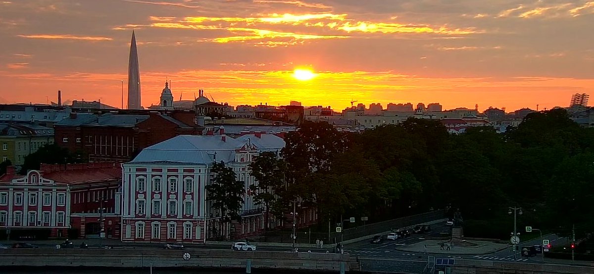 #LiveCam:  #StPetersburg in #Russia this evening.  

Regardless their reputation, their sky colors, sunrise & sundown, has that flame to moth effect on me.
🌆🌃🌆
#gamers #gaming #gamer #gaymer #gaymers #QueerGeeks #RetroGamer #ClassicGamer #LGBTQI #LGBTQ
