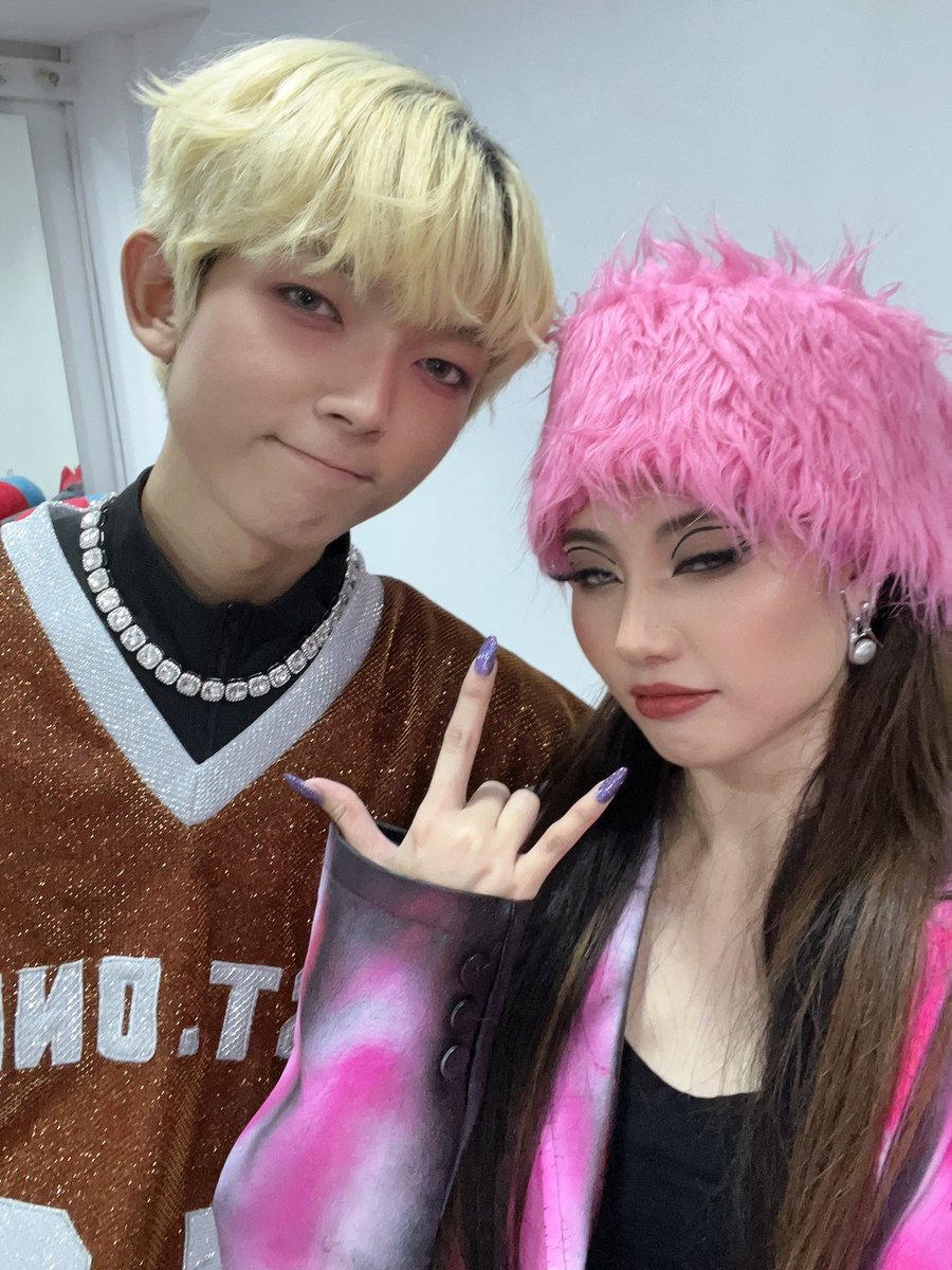 _itsmeellapark's tweet photo. it’s the half half siblings 🤣💛✨ @1stoneofc_jysn https://t.co/S103PiZcS8